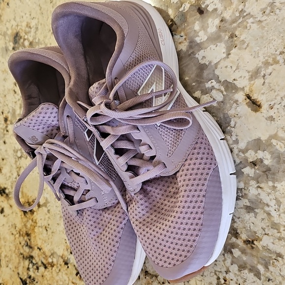 NEW BALANCE Isaac Mizrahi WOMENS Lilac Purple Running Shoe Size 12 - Picture 4 of 6